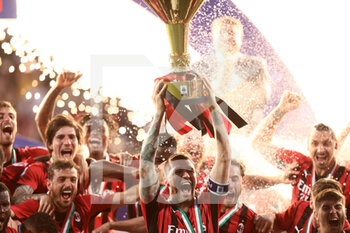 2022-05-22 - Alessio Romagnoli (AC Milan)  and his teammates celebrate lifting the trophy after winning the SERIE A championship - US SASSUOLO VS AC MILAN - ITALIAN SERIE A - SOCCER