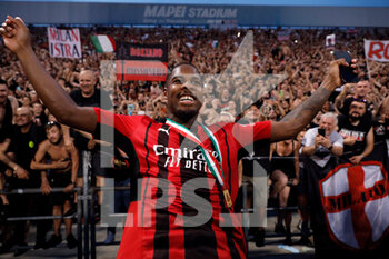 2022-05-22 - Mike Maignan (AC Milan) celebrates with the fans after winning the championship - US SASSUOLO VS AC MILAN - ITALIAN SERIE A - SOCCER
