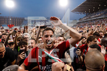 2022-05-22 - Ismael Bennacer (AC Milan) celebrates with the fans after winning the championship - US SASSUOLO VS AC MILAN - ITALIAN SERIE A - SOCCER