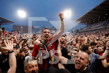 2022-05-22 - Ismael Bennacer (AC Milan) celebrates with the fans after winning the championship - US SASSUOLO VS AC MILAN - ITALIAN SERIE A - SOCCER