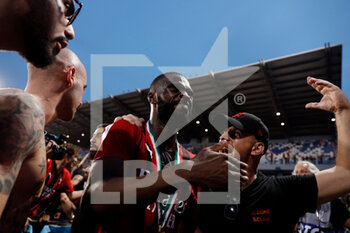2022-05-22 - Fikayo Tomori (AC Milan) celebrates with the fans after winning the championship - US SASSUOLO VS AC MILAN - ITALIAN SERIE A - SOCCER