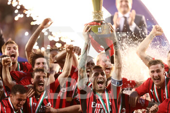 2022-05-22 - Alessio Romagnoli (AC Milan) celebrates lifting the trophy after winning the Serie A championship title - US SASSUOLO VS AC MILAN - ITALIAN SERIE A - SOCCER