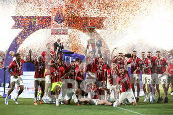 2022-05-22 - Alessio Romagnoli (AC Milan) celebrates lifting the trophy after winning the Serie A championship title - US SASSUOLO VS AC MILAN - ITALIAN SERIE A - SOCCER