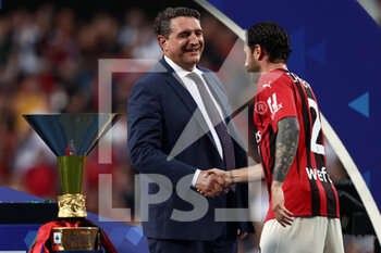 2022-05-22 - Davide Calabria (AC Milan) is awarded by Luigi De Siervo after winning the Serie A championship title - US SASSUOLO VS AC MILAN - ITALIAN SERIE A - SOCCER