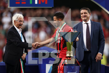 2022-05-22 - Ismael Bennacer (AC Milan) touches the trophy while receiving the medal after winning the Serie A championship title - US SASSUOLO VS AC MILAN - ITALIAN SERIE A - SOCCER
