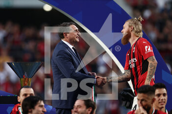 2022-05-22 - Simon Kjaer (AC Milan) shakes hands with Luigi De Siervo after winning the Serie A championship title - US SASSUOLO VS AC MILAN - ITALIAN SERIE A - SOCCER