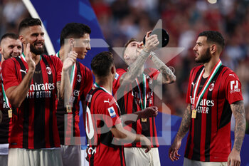 2022-05-22 - Samuel Castillejo (AC Milan) drinks champagne and celebrates after winning the Serie A championship title - US SASSUOLO VS AC MILAN - ITALIAN SERIE A - SOCCER