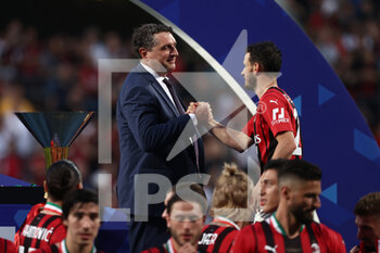 2022-05-22 - Alessandro Florenzi (AC Milan) shakes hands with Luigi De Siervo after winning the Serie A championship title - US SASSUOLO VS AC MILAN - ITALIAN SERIE A - SOCCER