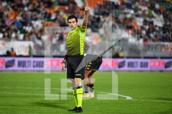 2022-05-22 - The Referee of the match Fabio Maresca gestures - VENEZIA FC VS CAGLIARI CALCIO - ITALIAN SERIE A - SOCCER