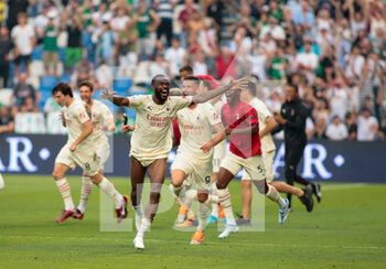 2022-05-22 - Fikayo Tomori (Ac Milan) celebrating after the end of the game during the Italian championship Serie A football match between US Sassuolo and AC Milan on May 22, 2022 at Mapei Stadium-Città del Tricolore in Reggio Emilia, Italy - US SASSUOLO VS AC MILAN - ITALIAN SERIE A - SOCCER