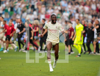 2022-05-22 - Fikayo Tomori (Ac Milan) celebrating after the end of the game during the Italian championship Serie A football match between US Sassuolo and AC Milan on May 22, 2022 at Mapei Stadium-Città del Tricolore in Reggio Emilia, Italy - US SASSUOLO VS AC MILAN - ITALIAN SERIE A - SOCCER