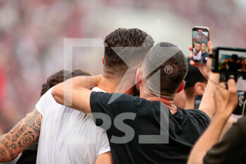 2022-05-22 - Oliver Giroud (Ac Milan) with fans during the Italian championship Serie A football match between US Sassuolo and AC Milan on May 22, 2022 at Mapei Stadium-Città del Tricolore in Reggio Emilia, Italy - US SASSUOLO VS AC MILAN - ITALIAN SERIE A - SOCCER