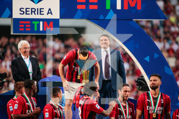 2022-05-22 - Zlatan Ibrahimovic (Ac Milan) kissing the trophy of the Lega serie a 2021-2022 during the Italian championship Serie A football match between US Sassuolo and AC Milan on May 22, 2022 at Mapei Stadium-Città del Tricolore in Reggio Emilia, Italy - US SASSUOLO VS AC MILAN - ITALIAN SERIE A - SOCCER