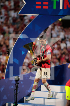 2022-05-22 - Alessio Romagnoli (Ac Milan) lifting up the trophy of the lega serie a, 2021 - 2022 during the Italian championship Serie A football match between US Sassuolo and AC Milan on May 22, 2022 at Mapei Stadium-Città del Tricolore in Reggio Emilia, Italy - US SASSUOLO VS AC MILAN - ITALIAN SERIE A - SOCCER