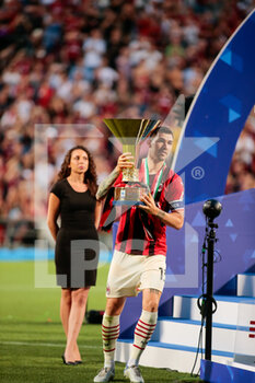 2022-05-22 - Alessio Romagnoli (Ac Milan) lifting up the trophy of the lega serie a, 2021 - 2022 during the Italian championship Serie A football match between US Sassuolo and AC Milan on May 22, 2022 at Mapei Stadium-Città del Tricolore in Reggio Emilia, Italy - US SASSUOLO VS AC MILAN - ITALIAN SERIE A - SOCCER