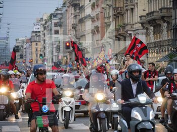 2022-05-22 - Fans of AC Milan celebrate after winning the Italian Serie A Championship on Corso Buenos Aires, on May 22, 2022 in Milan, Italy. - AC MILAN CELEBRATIONS AFTER WINNING THE SERIE A CHAMPIONSHIP 2021-2022 - ITALIAN SERIE A - SOCCER