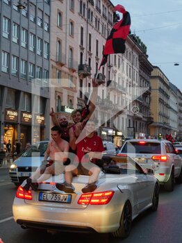 2022-05-22 - Fans of AC Milan celebrate after winning the Italian Serie A Championship on Corso Buenos Aires, on May 22, 2022 in Milan, Italy. - AC MILAN CELEBRATIONS AFTER WINNING THE SERIE A CHAMPIONSHIP 2021-2022 - ITALIAN SERIE A - SOCCER