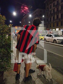 2022-05-22 - A Fan of AC Milan and his dog celebrate looking at fireworks after winning the Italian Serie A Championship on Corso Buenos Aires, on May 22, 2022 in Milan, Italy. ©Photo: Cinzia Camela. - AC MILAN CELEBRATIONS AFTER WINNING THE SERIE A CHAMPIONSHIP 2021-2022 - ITALIAN SERIE A - SOCCER