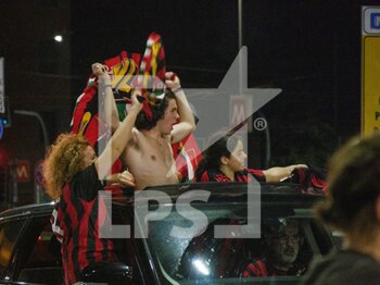 2022-05-22 - Fans of AC Milan celebrate after winning the Italian Serie A Championship on Corso Buenos Aires, on May 22, 2022 in Milan, Italy. ©Photo: Cinzia Camela. - AC MILAN CELEBRATIONS AFTER WINNING THE SERIE A CHAMPIONSHIP 2021-2022 - ITALIAN SERIE A - SOCCER
