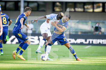 15/08/2022 - Napoli's Victor Osimhen in action against Verona's Koray Gunter - HELLAS VERONA FC VS SSC NAPOLI - SERIE A - CALCIO