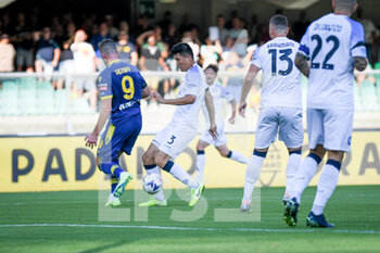 15/08/2022 - Napoli's Kim Min-jae in action against Verona's Thomas Henry - HELLAS VERONA FC VS SSC NAPOLI - SERIE A - CALCIO