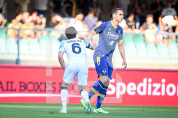 15/08/2022 - Verona's Kevin Lasagna helps Napoli's Mario Rui to stand up - HELLAS VERONA FC VS SSC NAPOLI - SERIE A - CALCIO