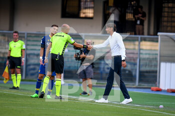 15/08/2022 - The referee of the match Michele Fabbri shake hands with Verona's Head Coach Gabriele Cioffi - HELLAS VERONA FC VS SSC NAPOLI - SERIE A - CALCIO