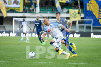 15/08/2022 - Napoli's Stanislav Lobotka in action against Verona's Ivan Ilic - HELLAS VERONA FC VS SSC NAPOLI - SERIE A - CALCIO