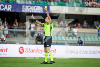 15/08/2022 - The referee of the match Michele Fabbri shows yellow card to Verona's Bruno Amione - HELLAS VERONA FC VS SSC NAPOLI - SERIE A - CALCIO