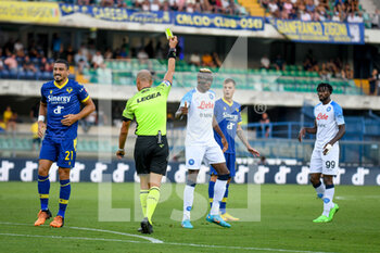 15/08/2022 - The referee of the match Michele Fabbri shows yellow card to Napoli's Victor Osimhen - HELLAS VERONA FC VS SSC NAPOLI - SERIE A - CALCIO