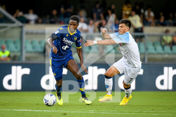 15/08/2022 - Verona's Adrien Tameze in action against Napoli's Eljif Elmas - HELLAS VERONA FC VS SSC NAPOLI - SERIE A - CALCIO