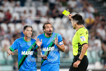 15/08/2022 - Refree showing a yellow card to Gian Marco Ferrari of US Sassuolo during the Italian Serie A match between Juventus Fc and Us Sassuolo, on August 15, 2022, at Allianz Stadium in Turin, Italy. Photo Nderim Kaceli - JUVENTUS FC VS US SASSUOLO - SERIE A - CALCIO