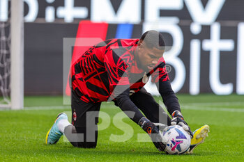 2022-08-13 - Mike Maignan of AC Milan warms up during the Serie A 2022/23 football match between AC Milan and Udinese Calcio at Giuseppe Meazza Stadium, Milan, Italy on August 13, 2022 - AC MILAN VS UDINESE CALCIO - ITALIAN SERIE A - SOCCER