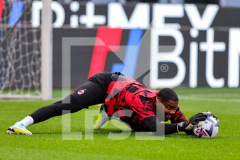 2022-08-13 - Mike Maignan of AC Milan warms up during the Serie A 2022/23 football match between AC Milan and Udinese Calcio at Giuseppe Meazza Stadium, Milan, Italy on August 13, 2022 - AC MILAN VS UDINESE CALCIO - ITALIAN SERIE A - SOCCER