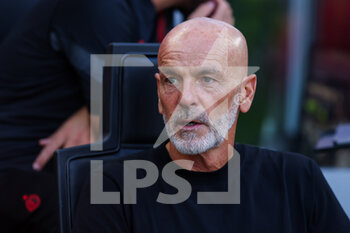 2022-08-13 - Stefano Pioli Head Coach of AC Milan looks on during the Serie A 2022/23 football match between AC Milan and Udinese Calcio at Giuseppe Meazza Stadium, Milan, Italy on August 13, 2022 - AC MILAN VS UDINESE CALCIO - ITALIAN SERIE A - SOCCER
