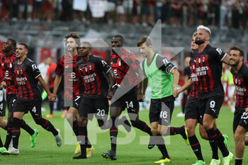 2022-08-13 - AC Milan players celebrate the victory at the end of the match during the Serie A 2022/23 football match between AC Milan and Udinese Calcio at Giuseppe Meazza Stadium, Milan, Italy on August 13, 2022 - AC MILAN VS UDINESE CALCIO - ITALIAN SERIE A - SOCCER