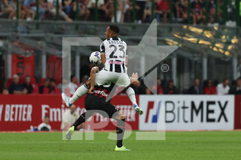 2022-08-13 - Olivier Giroud of AC Milan competes for the ball with Enzo Ebosse of Udinese Calcio during the Serie A 2022/23 football match between AC Milan and Udinese Calcio at Giuseppe Meazza Stadium, Milan, Italy on August 13, 2022 - AC MILAN VS UDINESE CALCIO - ITALIAN SERIE A - SOCCER