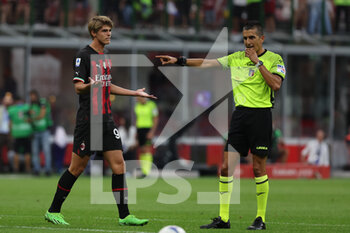 2022-08-13 - Charles De Ketelaere of AC Milan reacts with Referee Livio Marinelli during the Serie A 2022/23 football match between AC Milan and Udinese Calcio at Giuseppe Meazza Stadium, Milan, Italy on August 13, 2022 - AC MILAN VS UDINESE CALCIO - ITALIAN SERIE A - SOCCER