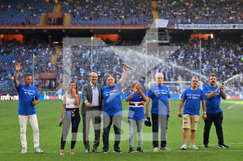 2022-08-13 - Armanda De Scalzi, daughter of Vittorio De Scalzi, sang before the game, Letter from Amsterdam, official anthem of UC Sampdoria, written by her father Vittorio, recently deceased, together with Aldo De Scalzi, brother of Vittorio and some members of the band of new trolls, together with the President of UC Sampdoria, Marco Lanna, under the southern steps of the Sampdoria fans - UC SAMPDORIA VS ATALANTA BC - ITALIAN SERIE A - SOCCER