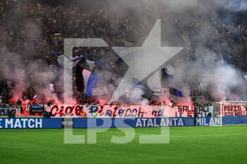 2022-08-21 - Atalanta BC fans light a smoke bomb - ATALANTA BC VS AC MILAN - ITALIAN SERIE A - SOCCER