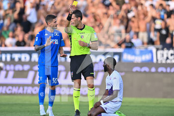 2022-08-21 - Matteo Marchetti (referee) shows yellow card to Jonathan Ikonè (ACF Fiorentina) - EMPOLI FC VS ACF FIORENTINA - ITALIAN SERIE A - SOCCER