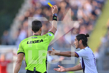 2022-08-21 - Matteo Marchetti (referee) shows yellow card to Youssef Maleh (ACF Fiorentina) - EMPOLI FC VS ACF FIORENTINA - ITALIAN SERIE A - SOCCER
