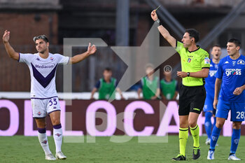 2022-08-21 - Matteo Marchetti (referee) shows yellow card to Riccardo Sottil (ACF Fiorentina) - EMPOLI FC VS ACF FIORENTINA - ITALIAN SERIE A - SOCCER
