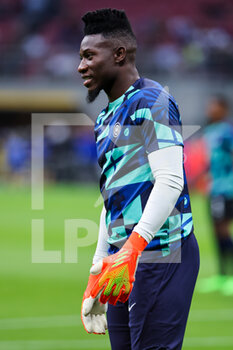 2022-08-20 - Andre Onana of FC Internazionale warms up during the Serie A 2022/23 football match between FC Internazionale and Spezia Calcio at Giuseppe Meazza Stadium, Milan, Italy on August 20, 2022 - INTER - FC INTERNAZIONALE VS SPEZIA CALCIO - ITALIAN SERIE A - SOCCER