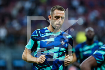 2022-08-20 - Stefan De Vrij of FC Internazionale warms up during the Serie A 2022/23 football match between FC Internazionale and Spezia Calcio at Giuseppe Meazza Stadium, Milan, Italy on August 20, 2022 - INTER - FC INTERNAZIONALE VS SPEZIA CALCIO - ITALIAN SERIE A - SOCCER