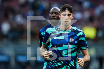 2022-08-20 - Alessandro Bastoni of FC Internazionale warms up during the Serie A 2022/23 football match between FC Internazionale and Spezia Calcio at Giuseppe Meazza Stadium, Milan, Italy on August 20, 2022 - INTER - FC INTERNAZIONALE VS SPEZIA CALCIO - ITALIAN SERIE A - SOCCER