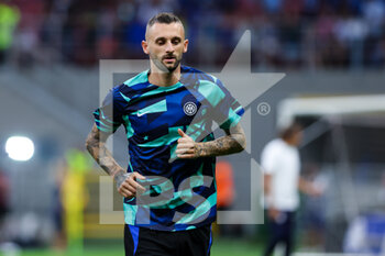 2022-08-20 - Marcelo Brozovic of FC Internazionale warms up during the Serie A 2022/23 football match between FC Internazionale and Spezia Calcio at Giuseppe Meazza Stadium, Milan, Italy on August 20, 2022 - INTER - FC INTERNAZIONALE VS SPEZIA CALCIO - ITALIAN SERIE A - SOCCER