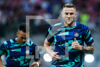 2022-08-20 - Milan Skriniar of FC Internazionale warms up during the Serie A 2022/23 football match between FC Internazionale and Spezia Calcio at Giuseppe Meazza Stadium, Milan, Italy on August 20, 2022 - INTER - FC INTERNAZIONALE VS SPEZIA CALCIO - ITALIAN SERIE A - SOCCER