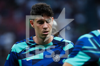 2022-08-20 - Alessandro Bastoni of FC Internazionale warms up during the Serie A 2022/23 football match between FC Internazionale and Spezia Calcio at Giuseppe Meazza Stadium, Milan, Italy on August 20, 2022 - INTER - FC INTERNAZIONALE VS SPEZIA CALCIO - ITALIAN SERIE A - SOCCER