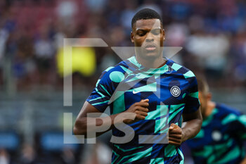 2022-08-20 - Denzel Dumfries of FC Internazionale warms up during the Serie A 2022/23 football match between FC Internazionale and Spezia Calcio at Giuseppe Meazza Stadium, Milan, Italy on August 20, 2022 - INTER - FC INTERNAZIONALE VS SPEZIA CALCIO - ITALIAN SERIE A - SOCCER